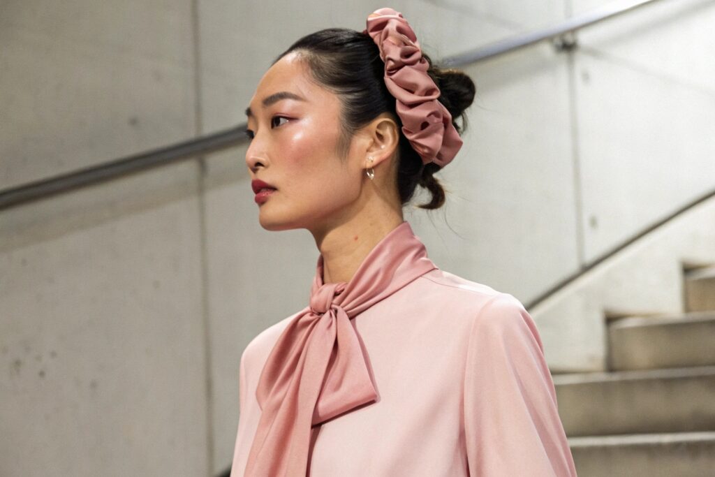 Chic Fashion Scene of a Chinese Woman Wearing a Pink Scrunchie Headband | Fumao