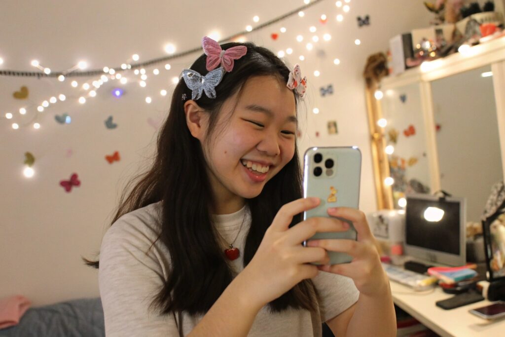 Fun Mirror Selfie of Chinese Teen Wearing Butterfly Hair Clips – Fumao Clothing